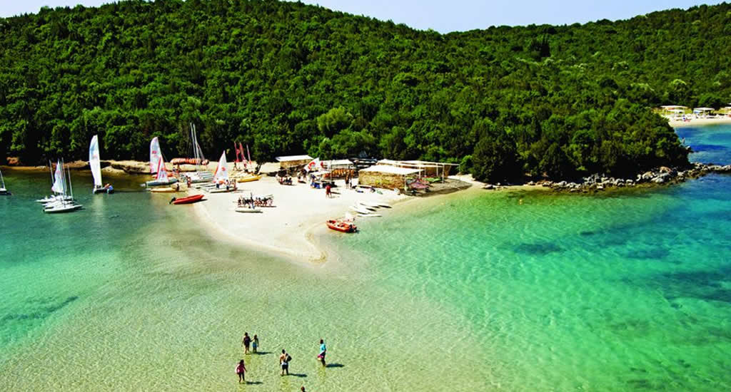 Η εξωτική ροζ παραλία της Ελλάδος(vid)